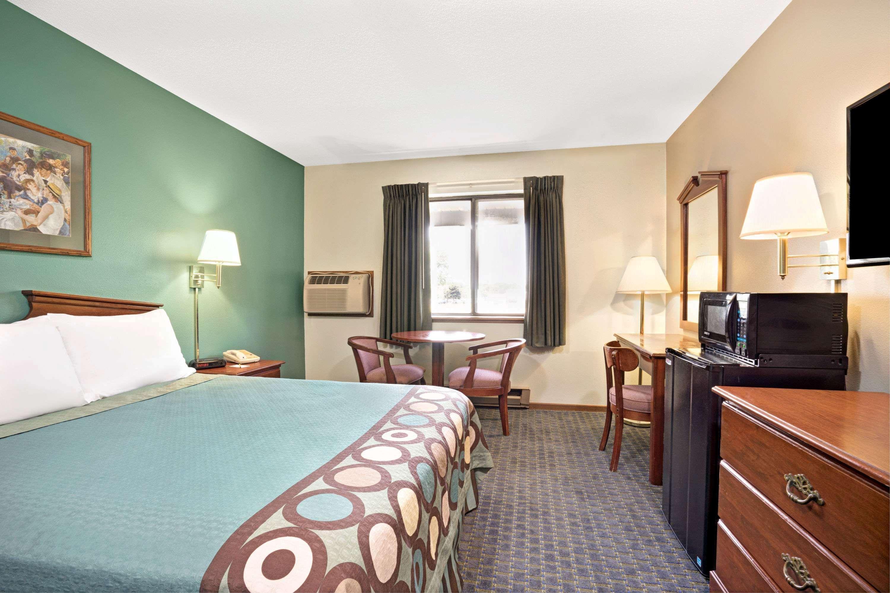 Super 8 By Wyndham Hudson Hotel Exterior photo