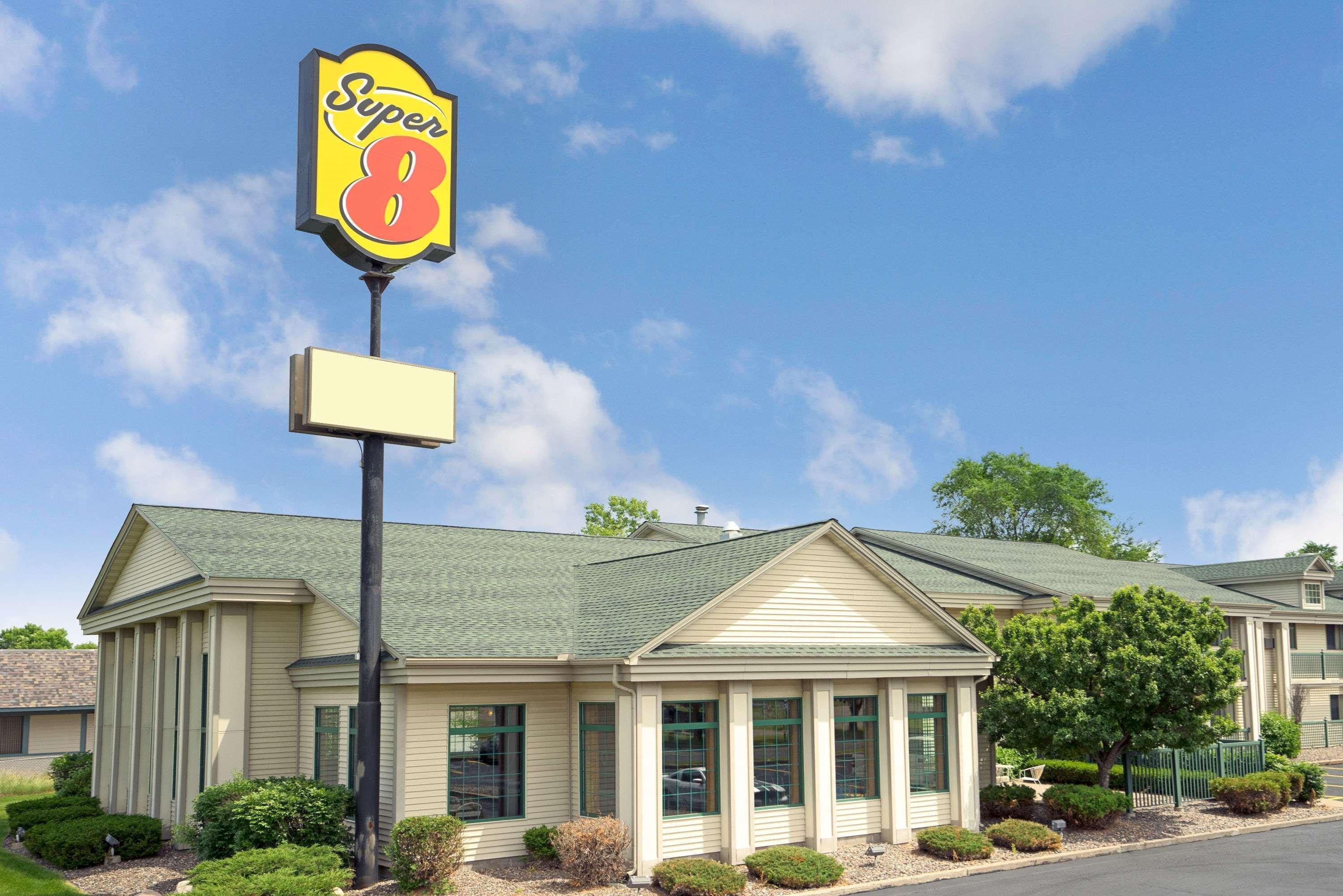 Super 8 By Wyndham Hudson Hotel Exterior photo