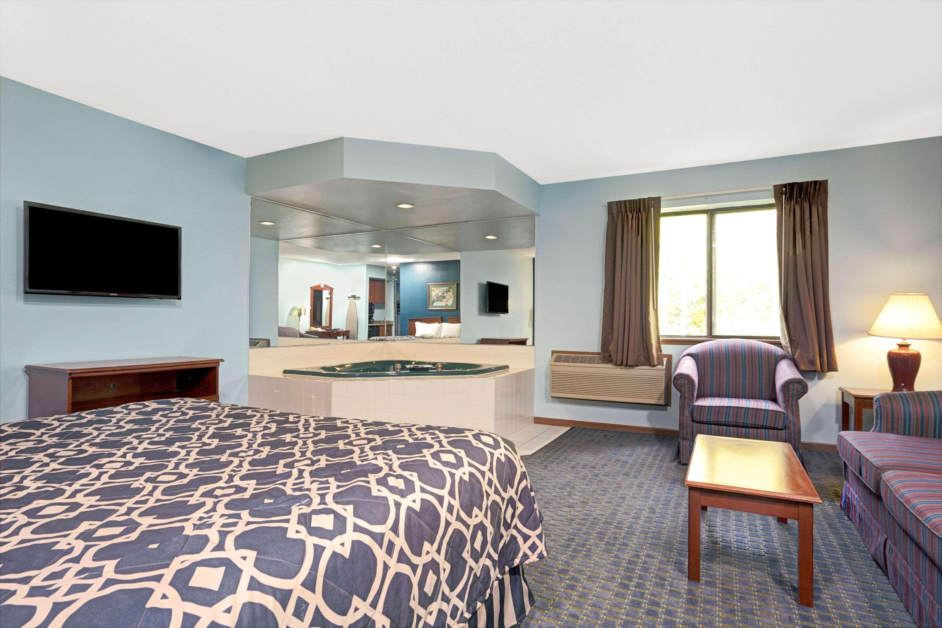 Super 8 By Wyndham Hudson Hotel Exterior photo