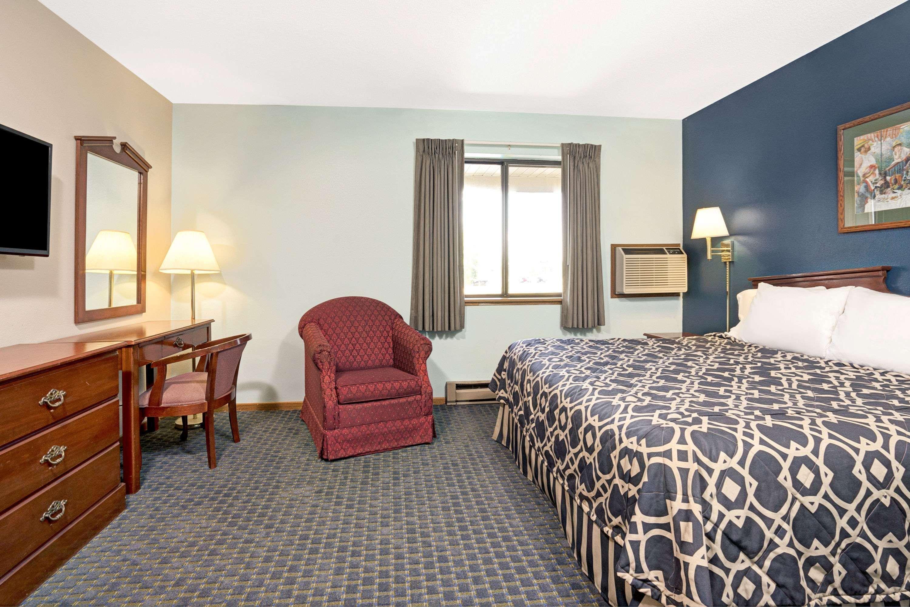 Super 8 By Wyndham Hudson Hotel Exterior photo