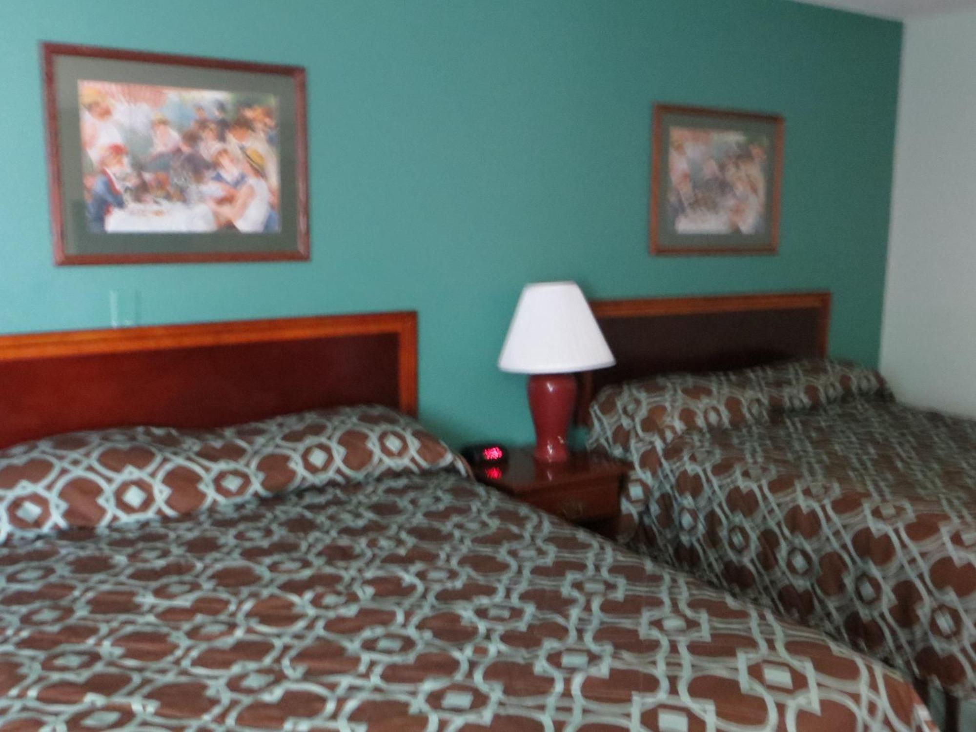 Super 8 By Wyndham Hudson Hotel Room photo