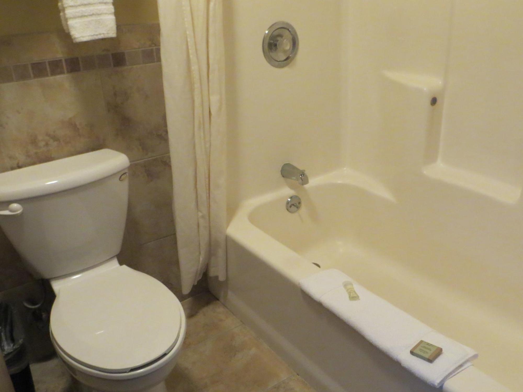 Super 8 By Wyndham Hudson Hotel Room photo