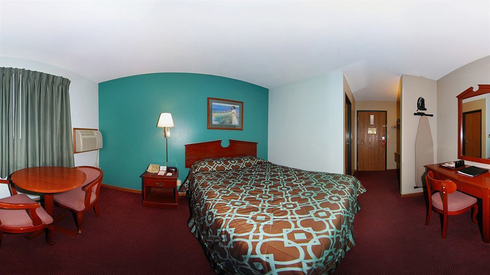 Super 8 By Wyndham Hudson Hotel Exterior photo